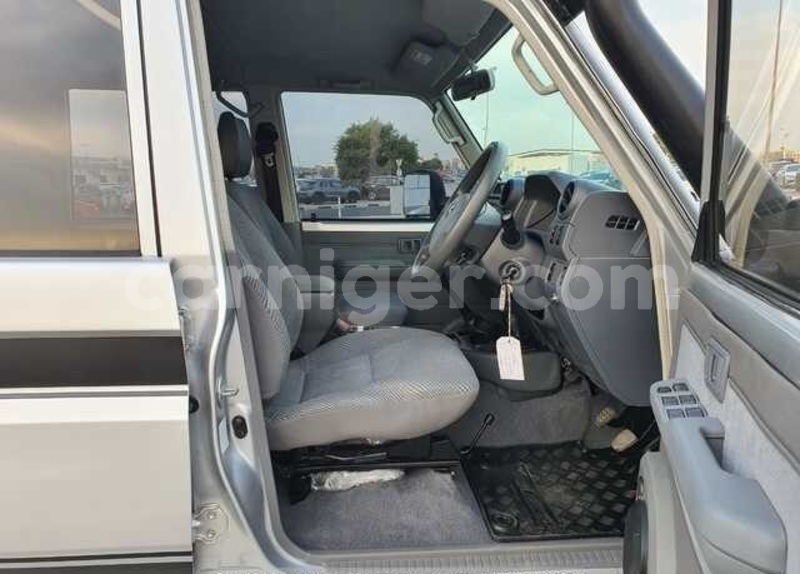 Big with watermark toyota land cruiser tillabery tera 8510