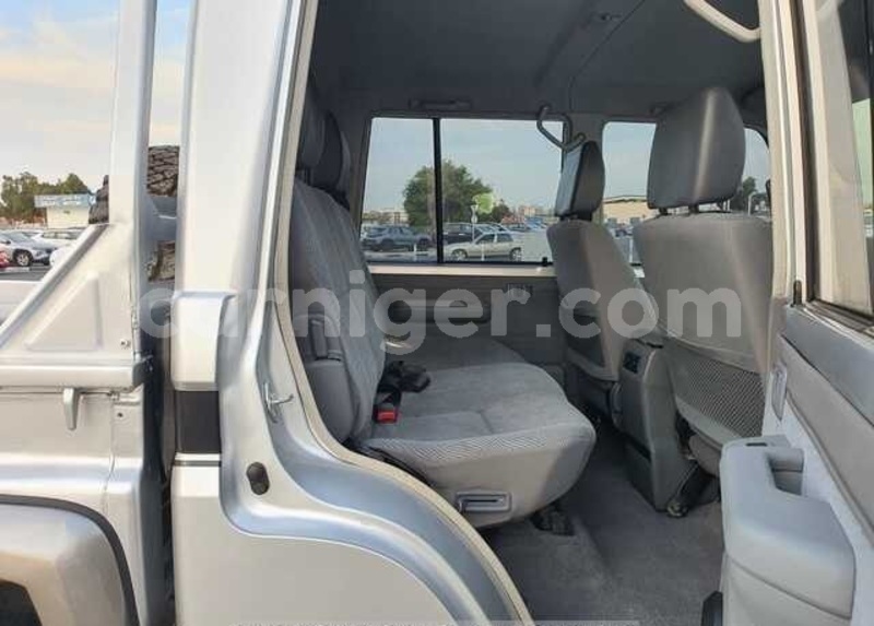 Big with watermark toyota land cruiser tillabery tera 8510